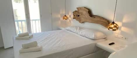 Caja de seguridad en la habitación y tabla de planchar con plancha