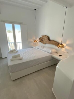 Caja de seguridad en la habitación y tabla de planchar con plancha 