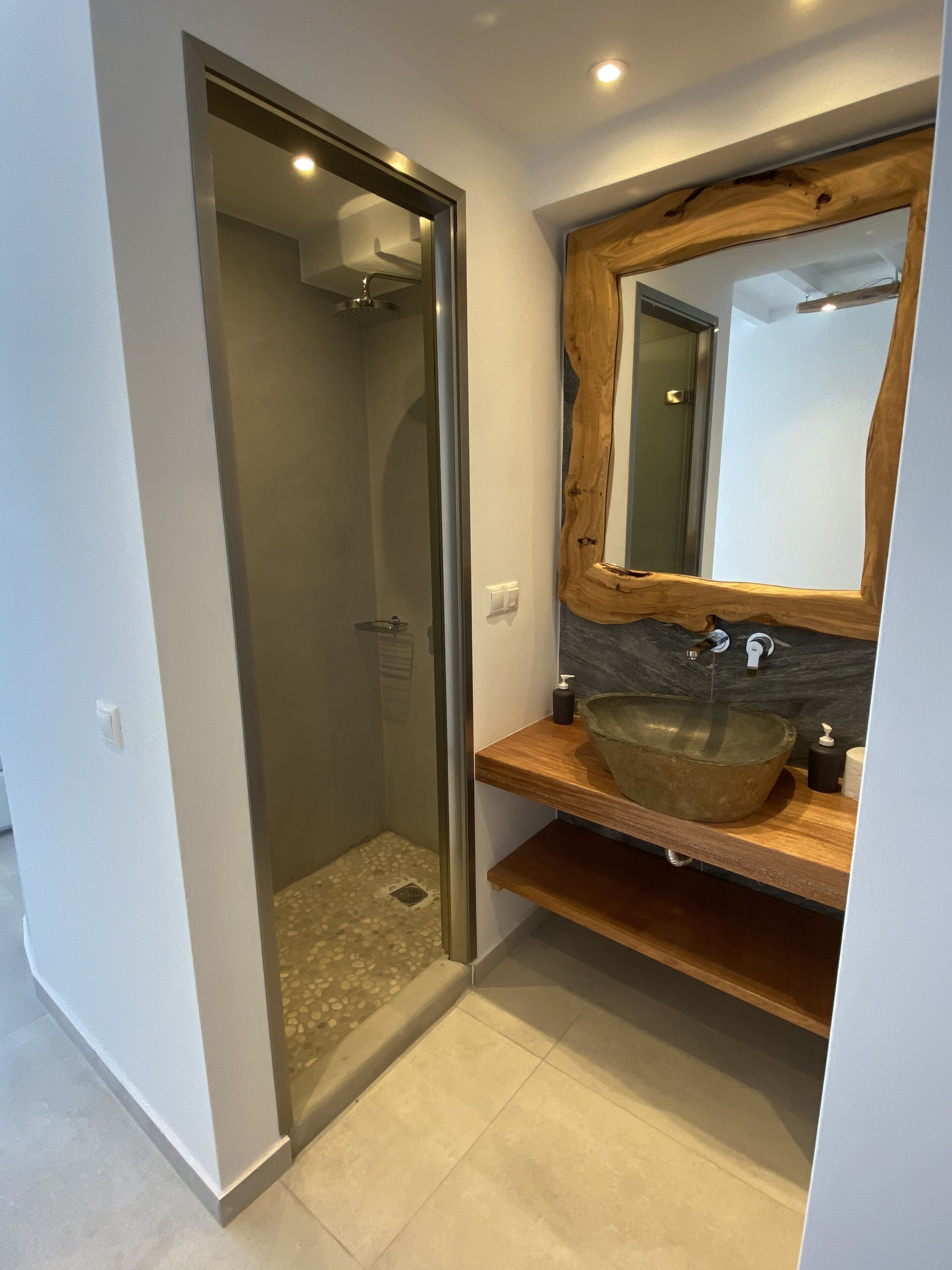 Quarto casal luxo | Banheiro | Chuveiro, produtos de toalete grátis, secador de cabelo 