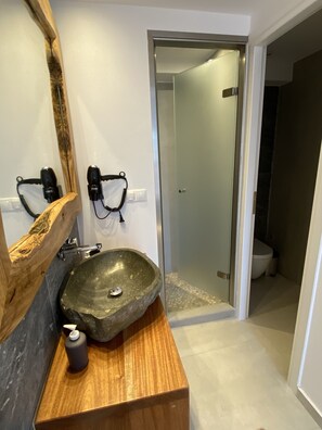 Basic-Doppelzimmer | Badezimmer | Dusche, kostenlose Toilettenartikel, Haartrockner, Handtücher