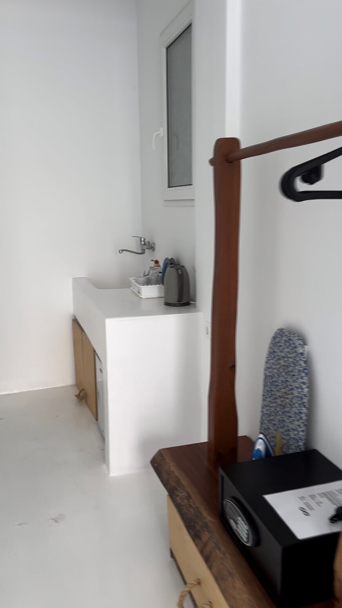 Une salle de bain avec un lavabo blanc, un miroir et un porte-serviettes.