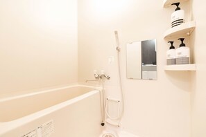 쿼드룸 | 욕실 | 샤워기/욕조 결합, 무료 세면용품, 헤어드라이어, 전자식 비데