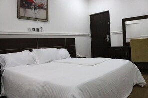 Classic Room | Desk, free WiFi, bed sheets - Greenland Suites (Lagos)