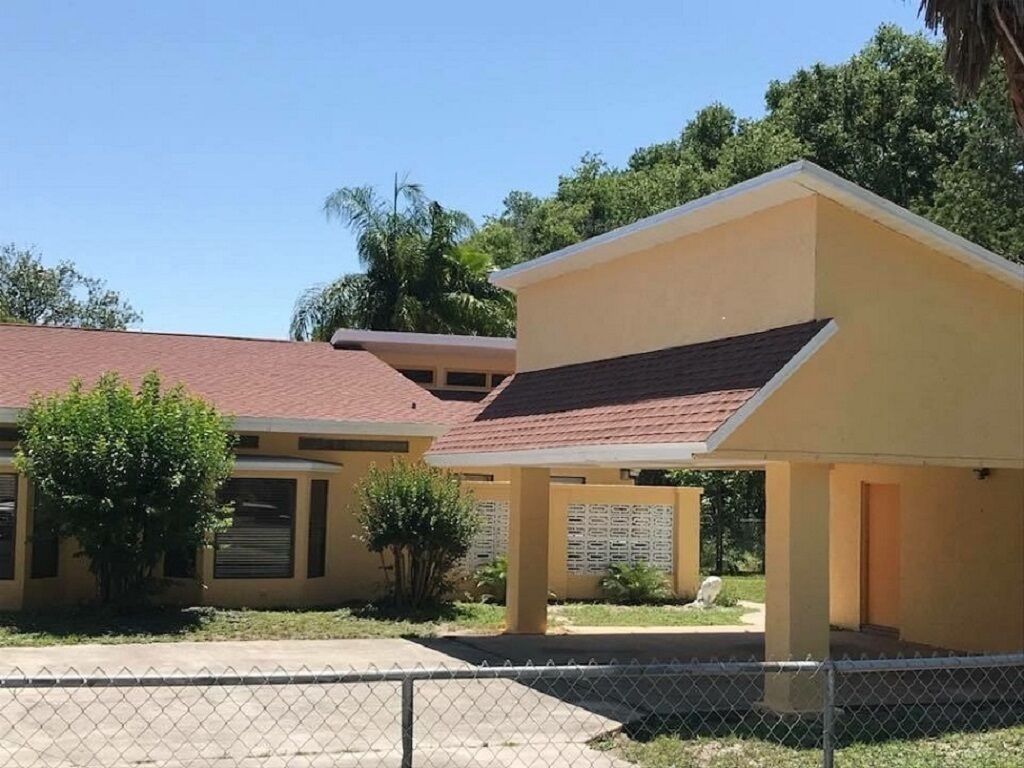 LONG TERM 6 Month Lease ,the  whole Duplex 1/4 of an acre of tropical Bliss Joy!