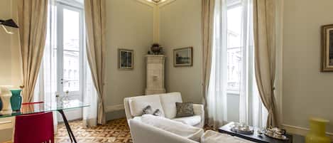 Deluxe-huoneisto, 2 makuuhuonetta | Olohuone | Taulutelevisio