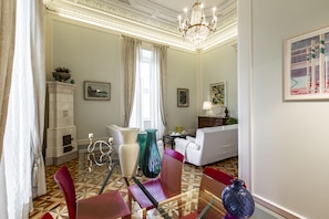 Deluxe-Apartment, 2 Schlafzimmer | Wohnzimmer | Flachbildfernseher