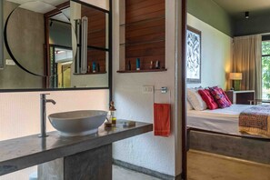 Villa | Bathroom | Separate tub and shower, jetted tub, hydromassage showerhead - Toya Toya by Vista Rooms (Kozhikode)