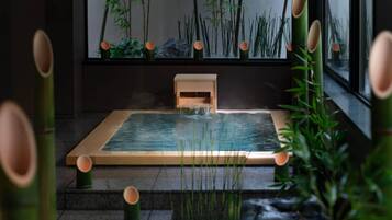 Suite (Bamboo) | Badeværelse | Separat badekar og bruser, dybe badekar, brusehoved med spredningseffekt