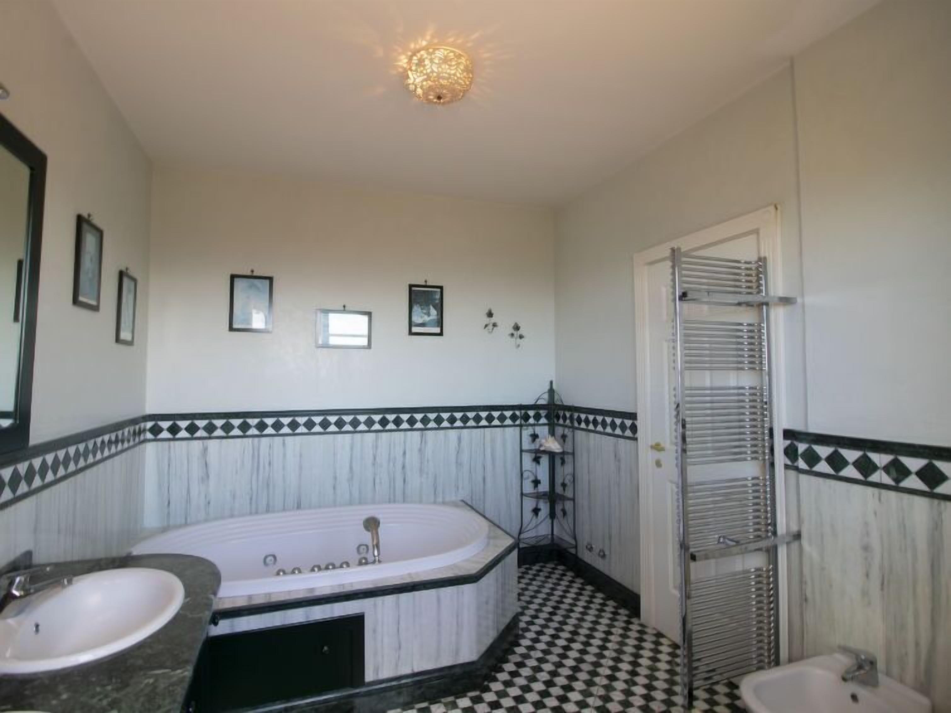 Une salle de bain avec une baignoire, un lavabo, une douche et des toilettes.