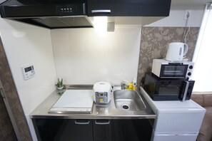 Room (for 6 Guests) | Private kitchenette | Fridge, microwave, stovetop, electric kettle