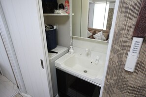 Kamar (for 6 Guests) | Kamar mandi | Kombinasi shower/bathtub dan perlengkapan mandi gratis