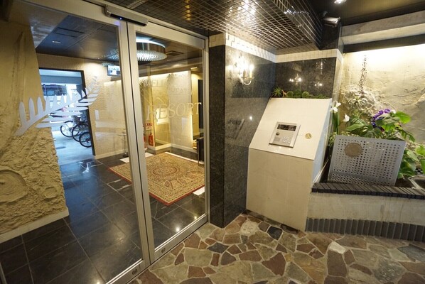Pintu masuk properti