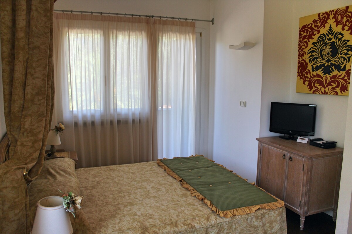 Classic Double Room | Individually decorated, individually furnished, desk, laptop workspace