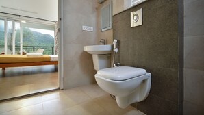 Ein modernes Badezimmer mit Toilette, Waschbecken und einem großen Spiegel.