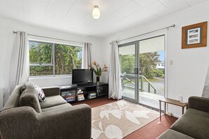 Living area - The Taranui Cottage - Mangawhai Heads Holiday Home (Mangawhai Heads)