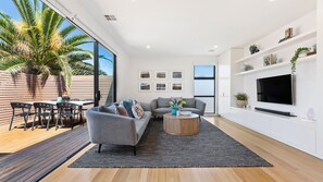 Smart TV - Como Villa | Family Retreat Close to Beach & Shops (Parkdale)