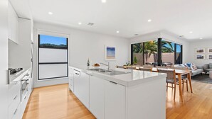 Unclassified image, 4 of 16, button - Como Villa | Family Retreat Close to Beach & Shops (Parkdale)