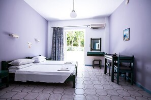 Basic-Zweibettzimmer | Zimmersafe, laptopgeeigneter Arbeitsplatz, schallisolierte Zimmer