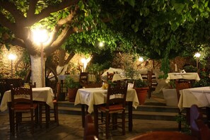 Breakfast, lunch, dinner served; Greek cuisine  - Julia Apartments (Rethymno)