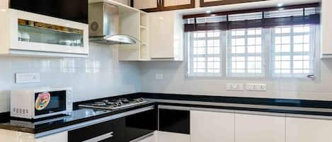 Villa | Shared kitchen | Fridge, microwave, cookware/dishes/utensils, paper towels