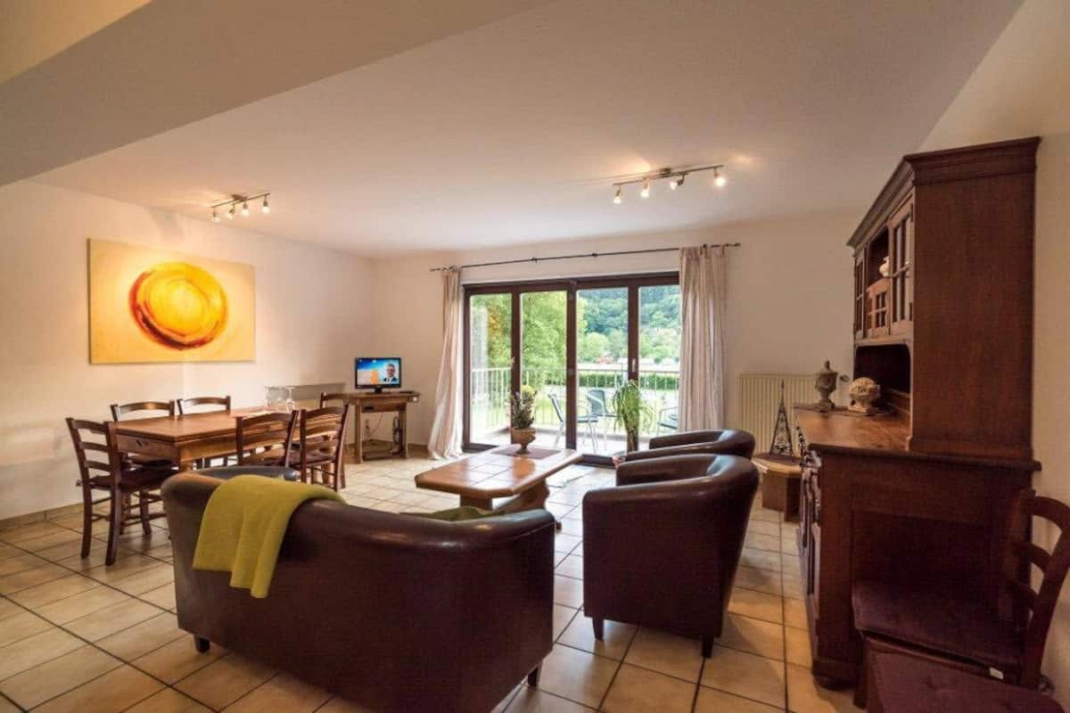 Appartement (Mosel) | Woonruimte | Een flatscreentelevisie