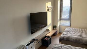 Elite Quadruple Room, Private Bathroom (301) | Blackout drapes, soundproofing, rollaway beds, free WiFi