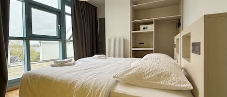 Ropa de cama de alta calidad y caja de seguridad en la habitación