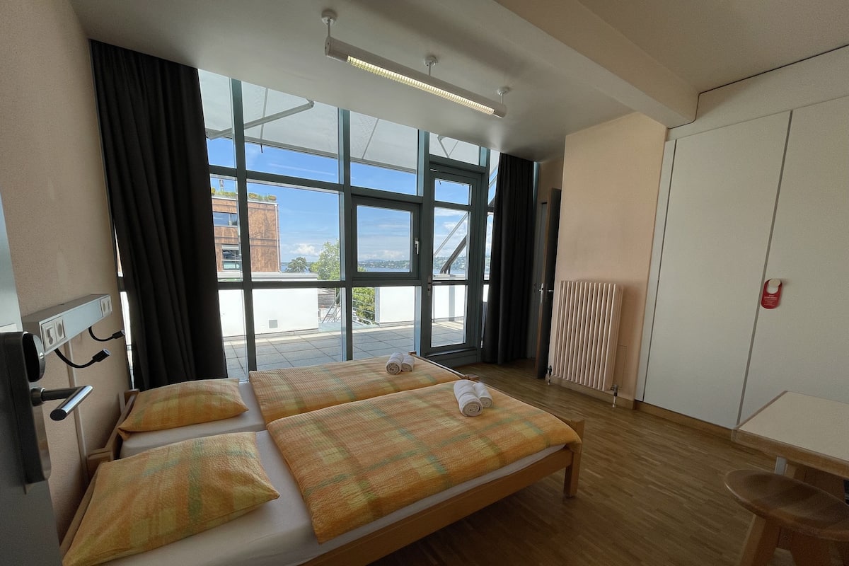 Premium bedding, in-room safe, blackout drapes, free WiFi