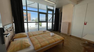 Ropa de cama de alta calidad y caja de seguridad en la habitación