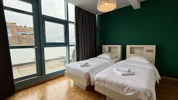 Premium bedding, in-room safe, blackout drapes, free WiFi