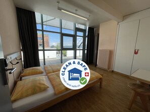 Premium bedding, in-room safe, blackout curtains, free WiFi - Geneva Hostel (Geneva)