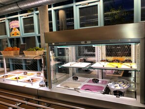 Free daily buffet breakfast - Geneva Hostel (Geneva)