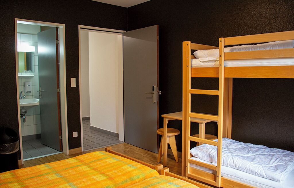 أغطية فراش متميزة وخزنة داخل الغرفة وستائر تعتيم وواي فاي مجانًا