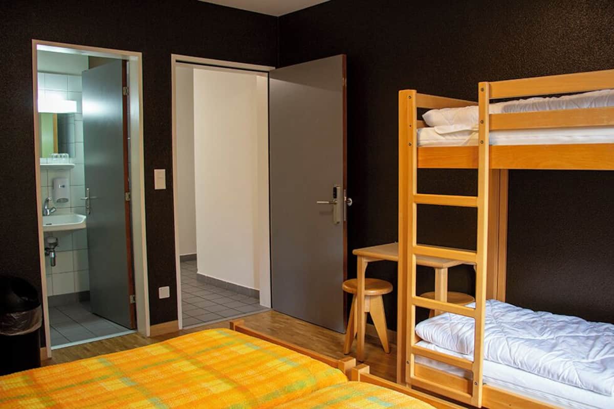 Vierbettzimmer, Gemeinschaftsbad (Private WC)