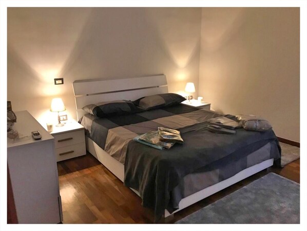 Habitación doble, baño compartido | Escritorio, wifi gratis y ropa de cama