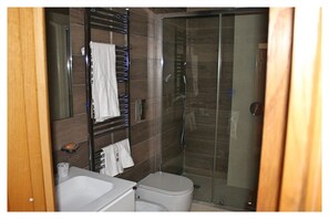Habitación doble, baño compartido | Baño | Regadera, regadera tipo lluvia, bidet, toallas