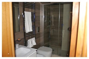 Double Room, Shared Bathroom | Bathroom | Shower, rainfall showerhead, bidet, towels