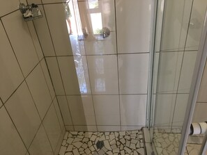 Ensemble douche/baignoire, douche à « effet pluie »