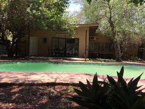 Outdoor pool - Havilla Guest House (Gaborone)