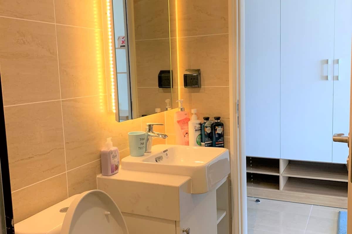 studio | bathroom | shower, rainfall showerhead, free toiletries, hair dryer