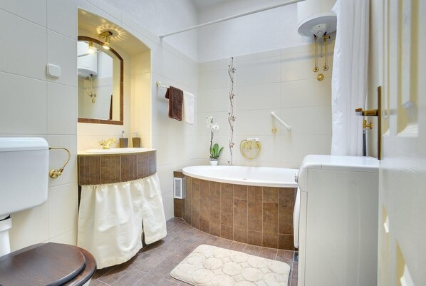 Chuveiro/banheira combinados, secador de cabelo, toalhas de banho