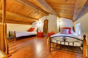 3 quartos, ferros/tábuas de passar roupa, Wi-Fi, roupa de cama