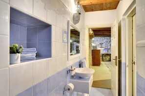 Chuveiro/banheira combinados, secador de cabelo, toalhas de banho