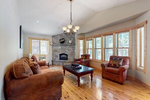 Una televisión, una chimenea