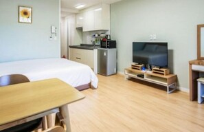 Quarto, banheira de hidromassagem | Cortinas blackout, Wi-Fi de cortesia, roupa de cama