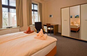 2 Schlafzimmer, Schreibtisch, Reisekinderbett, WLAN