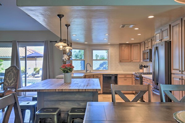 Fridge, microwave, stovetop, dishwasher - Indian Wells Retreat w/ Pool, Near Tennis Garden (Indian Wells)