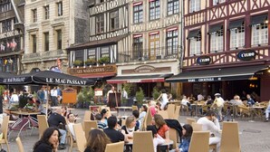A bustling outdoor café area with outdoor seating and a variety of dining establishments in the background. - Le Clos-Masure de B éatrice, a refined home overlooking a beautiful garden. (MONTREUIL EN CAUX)