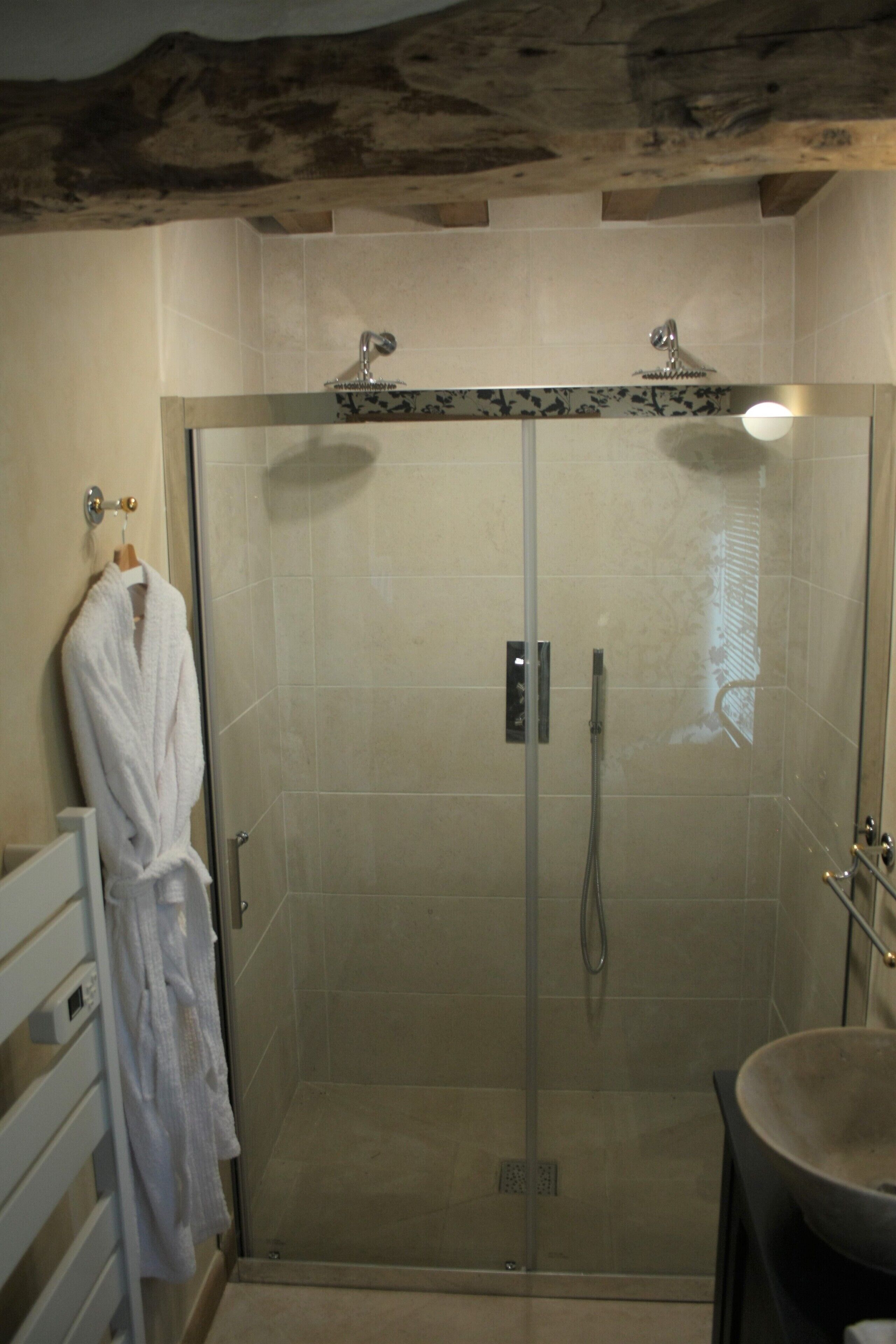 Une douche en verre avec une baignoire et un lavabo.