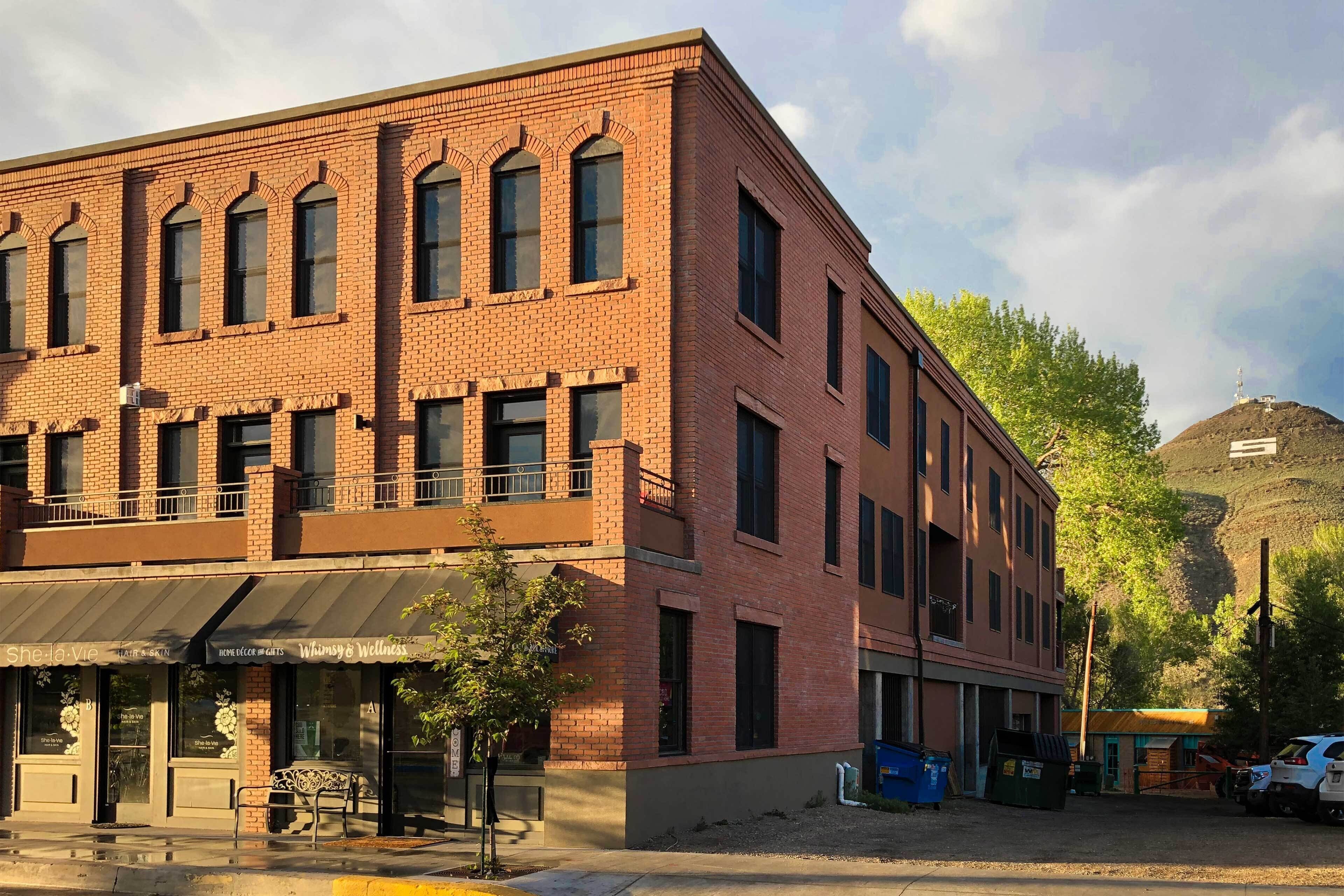 Spacious Dtwn Salida Condo w/ Balcony: Hike & Fish